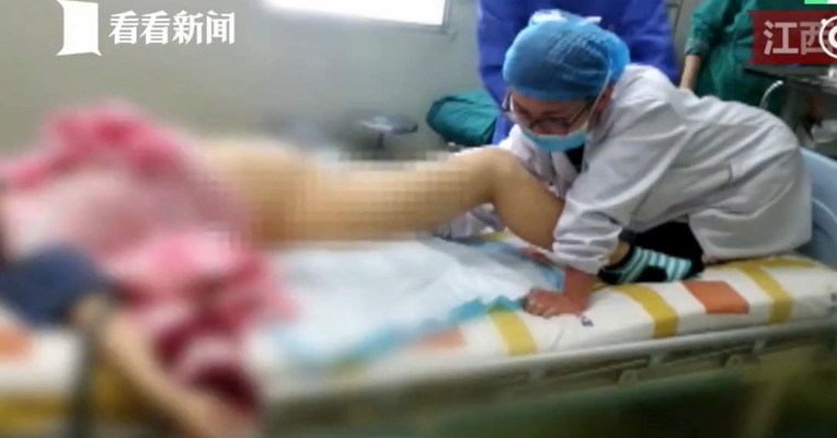 产妇突发“脐带脱垂”胎儿缺氧 产科医生跪姿托举半小时手指变肿