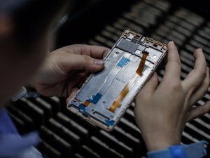 记者调查 | 我们的旧手机去哪了？1吨手机可提炼150克黄金