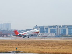 中国商飞第四架ARJ21飞机交付成都航空