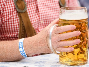 啤酒行业回暖  雪花、青岛价格“雌伏”十年，2018“雄起”