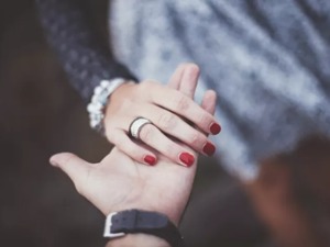 最高法界定“夫妻共同债务”：双方合意表示或用于家庭日常生活