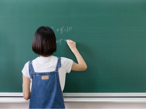 “裸贷”魔爪已伸向女大学生！逾期未还被敲诈，多人被逼自杀…
