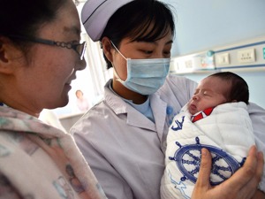 2017我国出生人口和出生率双降  二孩数量首超一孩