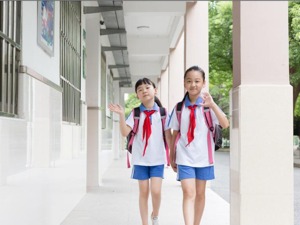 校服采购平台瓜分行业半数利润！防范寻租还是垄断敛财？