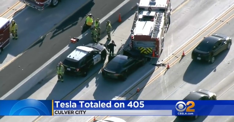 视频丨特斯拉出重大事故 自动驾驶故障追尾消防车