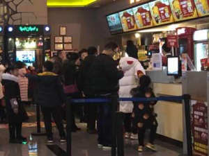 春节档混战：看电影像赶集、初一票房破纪录，背后是预售近6亿的金钱游戏