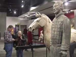 450万美元一尊的兵马俑在美展出，手指竟被折断偷走！这事道歉就算完？