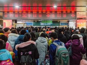 北京交通场站迎返程高峰 预计初六火车站周边车流集中