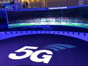 每经记者带你逛MWC2018：5G芯片1秒下完一部网剧，手机也能拍超慢动作