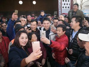 首次亮相“两会” 刘强东提案关注电商富农
