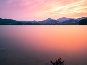 人民日报社论：不负新时代的光荣使命 