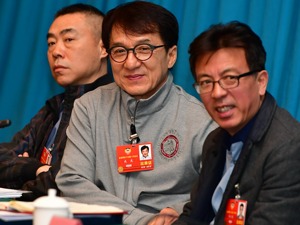 成龙呼吁演艺人士投身脱贫攻坚战 履行社会责任