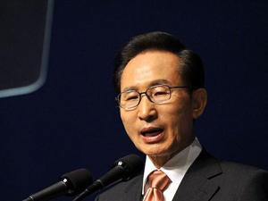 韩国前总统李明博到案接受调查 向国民致歉