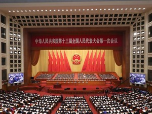 人民日报评论员：尊崇宪法的庄严宣示