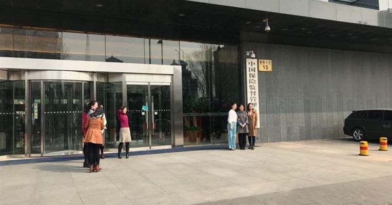 视频！今天下午银保就合并事宜开会 工作人员拍照留念