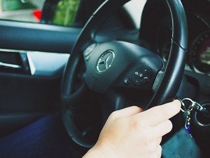 “失控奔驰车”最新进展：今日封车准备运去河南 车主与奔驰未就检测一事达成共识