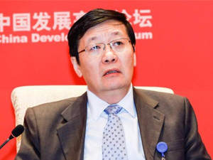 楼继伟回应每经记者采访：中美贸易战杀敌一千自伤八百  最终要靠谈判解决