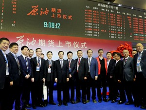 中国原油期货开门红 主力合约首日涨3.34%