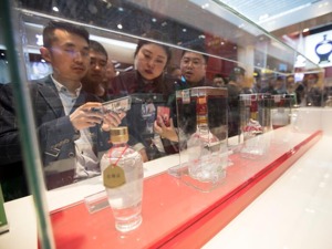 茅台五粮液股价下跌 高端白酒涨价潮能否延续？