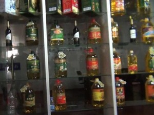 记者暗访食用调和油造假 商家：吃不死人，不是地沟油，对得起良心