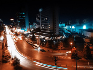 视角 | 从夜间经济看城市活力：车轮上的“夜北京”和外卖上的“夜上海”
