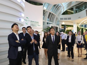 中国驻马来西亚大使白天参观森林城市，期许国际产城新模式