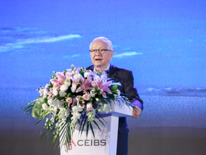 吴敬琏：商业企业履行社会责任提升高度已是新趋势新潮流 是21世纪企业界的重大问题