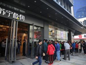 一言不合又开“黑” 全国首家苏宁极物的服务员竟然不是人