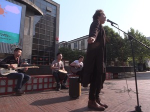 一群街头艺人 “弹”出城市温度的“新气质”