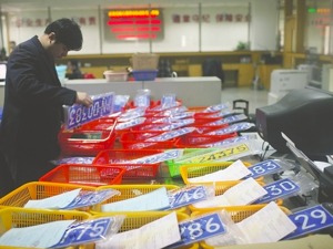在车牌上动歪心思闯红灯被拘留