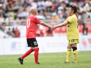 谭咏麟“对阵”李伯清 川港明星用足球、音乐再续同胞情  感恩社会