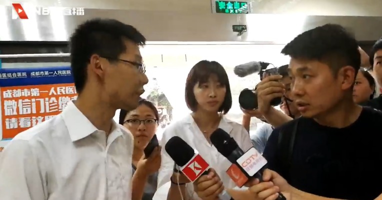 视频丨川航工作人员：目前了解情况受伤副驾是皮肤擦伤