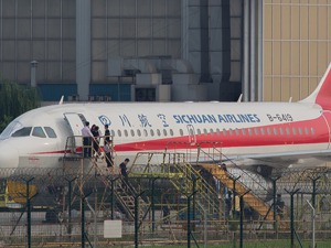 追问川航客机风挡玻璃爆裂原因：维修公司称没修过，民航局通报是原装