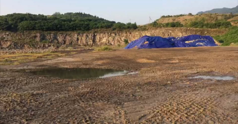 视频 | 华新水泥子公司被督办调查：巨大矿坑部分地表呈暗黑色