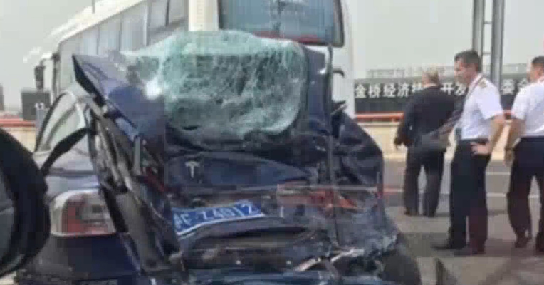 视频 | 特斯拉遭俄航机组专车追尾 暂无人员伤亡