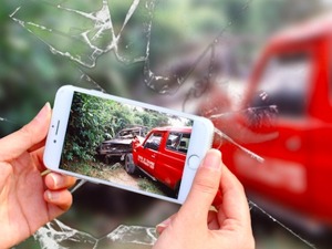 看着像电动小汽车 “老年代步车”能上路吗