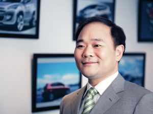 从开照相馆到造车，高中开始创业的李书福到底经历过什么？