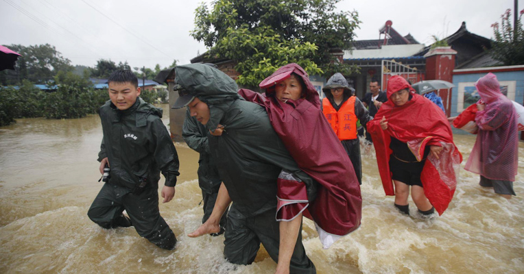 视频丨消防官兵与当地民兵风雨无阻解救成都蒲江被困群众