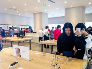 “互联网”成高估值敲门砖 小米拟发规模剧减冤不冤？