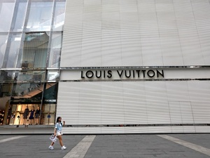 LV率先在中国市场降价，降价前开放热款预订遭质疑