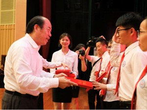 “农民校长”杨国强的毕业演讲