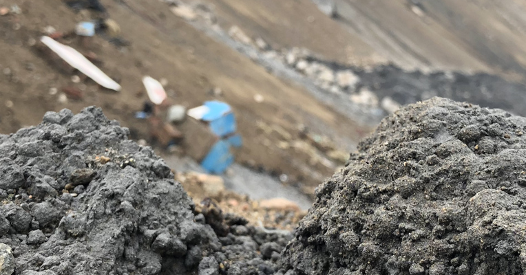 视频丨采沙巨坑成隐密工业废渣填埋场  记者航拍揭秘草原钢城牛羊与矿渣共舞