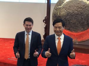 回放丨小米集团香港上市敲锣 雷军如何讲小米未来故事？