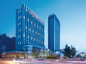 杭州龙湖皇冠假日酒店雍容启幕 龙湖集团“空间即服务”战略向旅居空间延伸