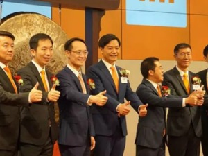 雷军敲响200公斤超大铜锣，宣布小米上市！股民为这1港元，激烈博弈