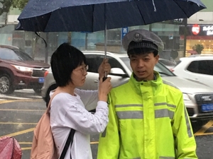 暖心！成都热心市民为雨中执勤辅警撑伞一小时