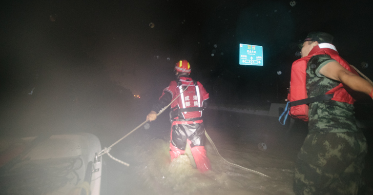 视频丨成都消防官兵深夜救援 4小时转移12名被困群众