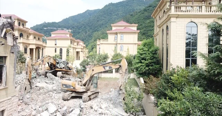 视频丨中央重拳整治秦岭北麓违建别墅问题 记者航拍：山脚下别墅密密麻麻 一栋别墅正在拆除