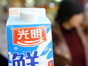 中报披露前一周，光明乳业董事长、总经理同时宣布辞职