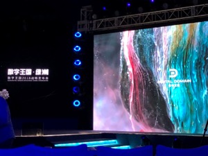 时隔23年亲眼再见邓丽君登台 有了它天价明星们恐怕离失业不远了！